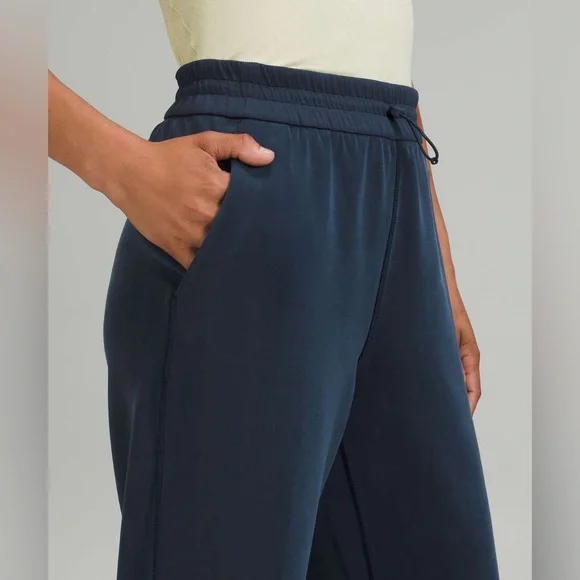 Lululemon Softstreme High-Rise Straight Leg Crop True Navy sz6 - Picture 2 of 5